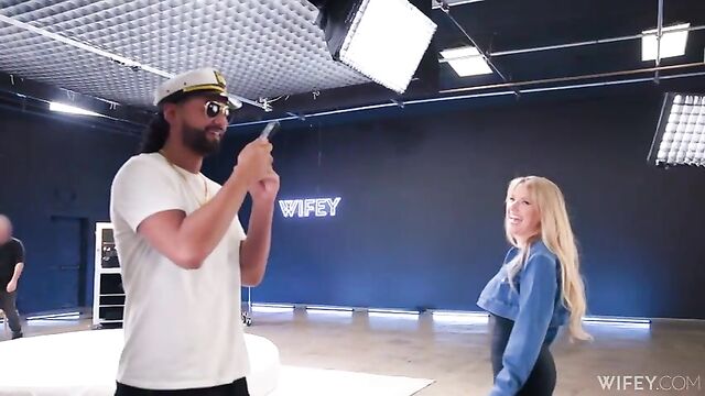 Замужняя блондинка Участвует в шоу Хотвайфинг
