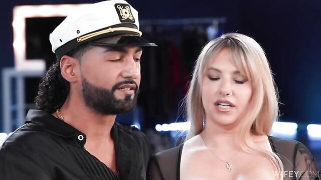 Замужняя блондинка Участвует в шоу Хотвайфинг