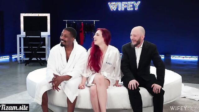 Трахнутая негром при муже (Wifey)