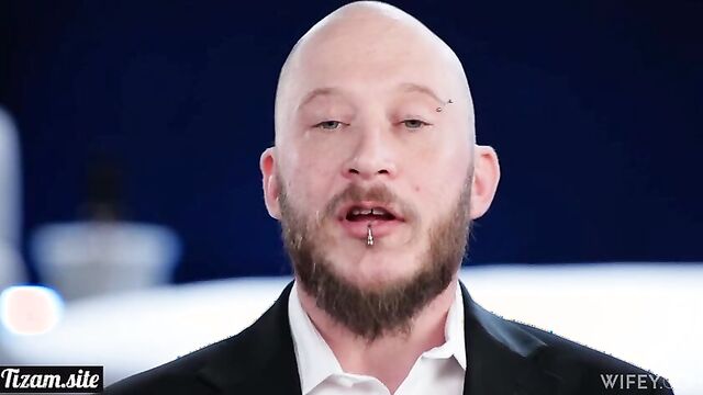 Трахнутая негром при муже (Wifey)